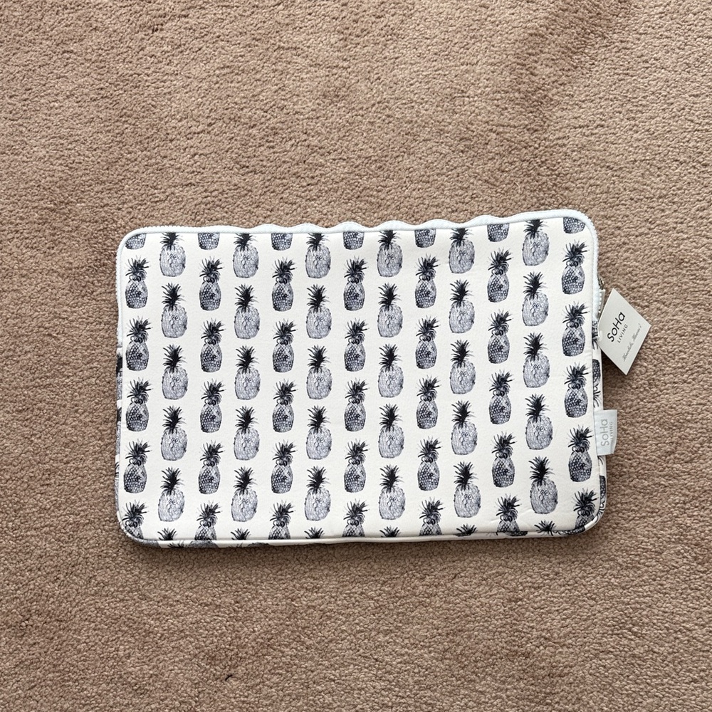 New 15” x 11” White and Gray Pineapple Print Laptop Case